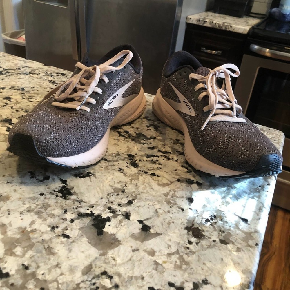 Brooks Launch 7 Running Shoes Sneakers Gray Pink 8.5